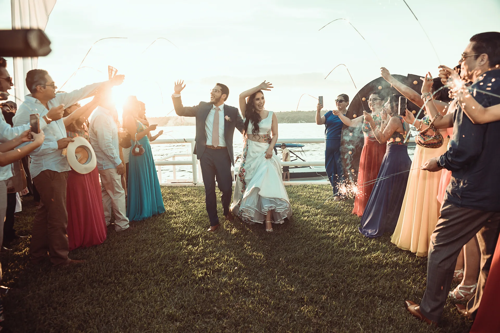 Recibimiento de los novios con luces de bengala junto al lago
