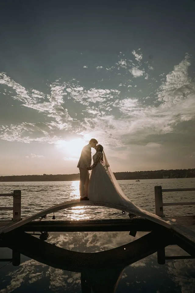 Novia en el muelle con la luz suave del final del día