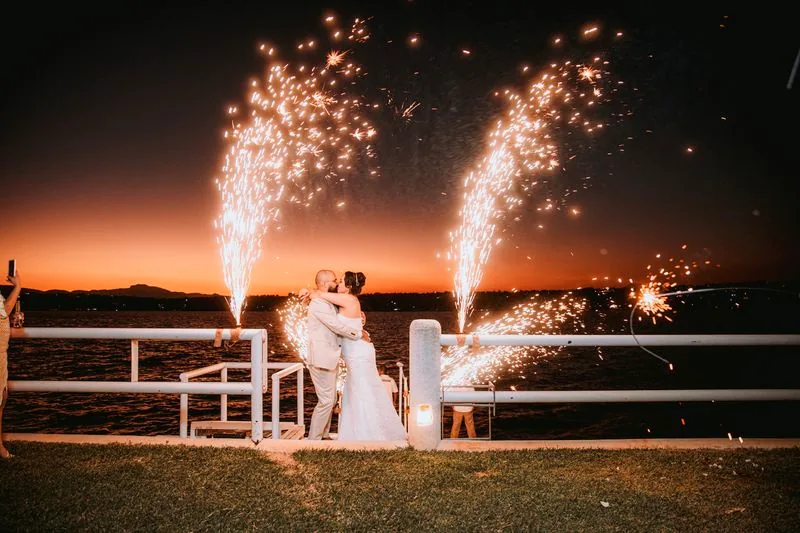 Fuegos fríos durante el brindis de los novios frente al lago