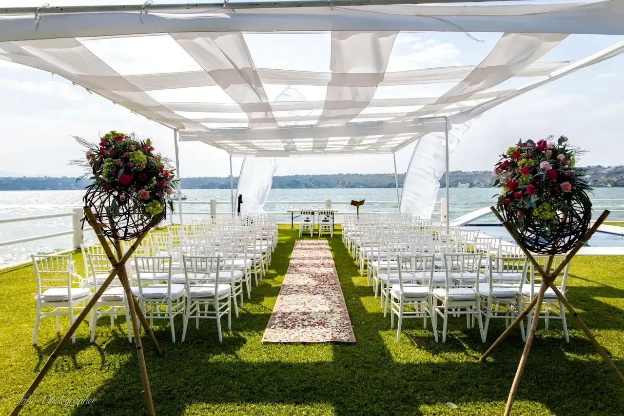 Ceremonia al aire libre con pasillo de pétalos y arreglos florales