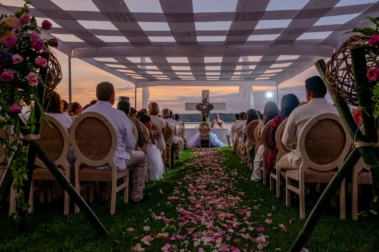 Novios recorriendo el pasillo durante la ceremonia bajo la carpa