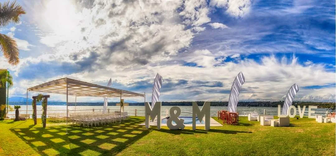 Explanada de ceremonia frente al lago con letras decorativas
