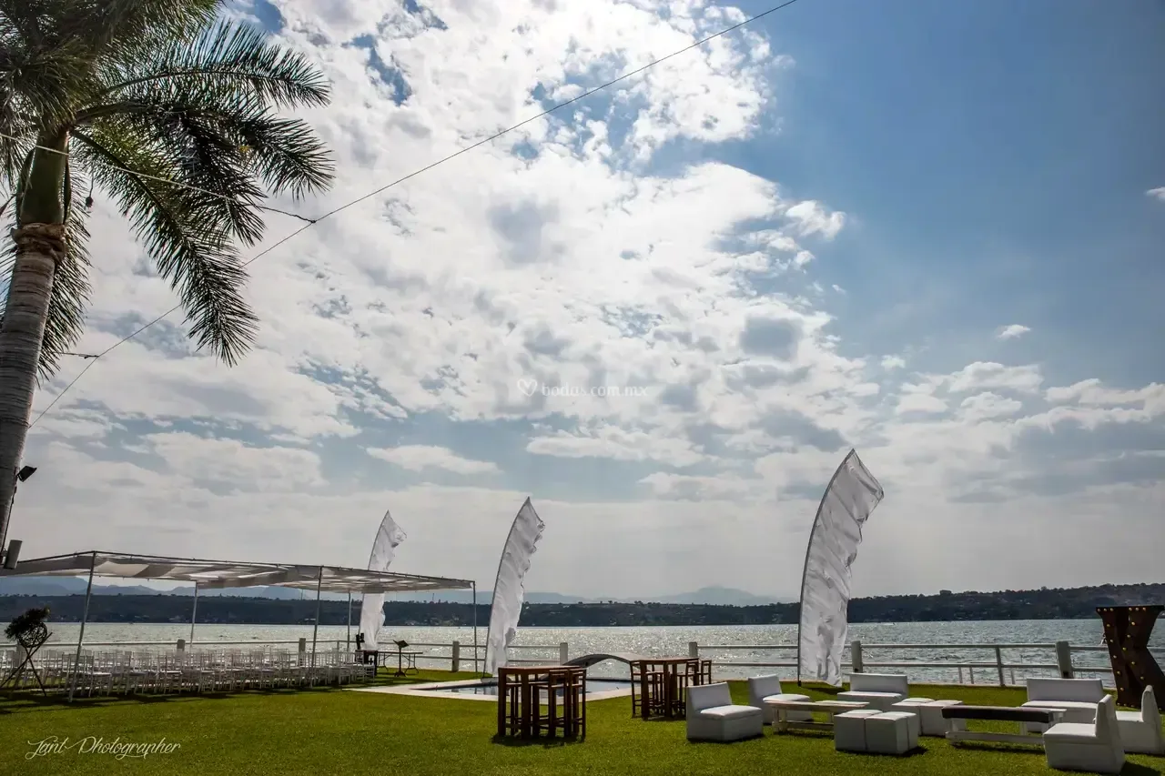 Terraza con vista abierta al lago y cielo despejado