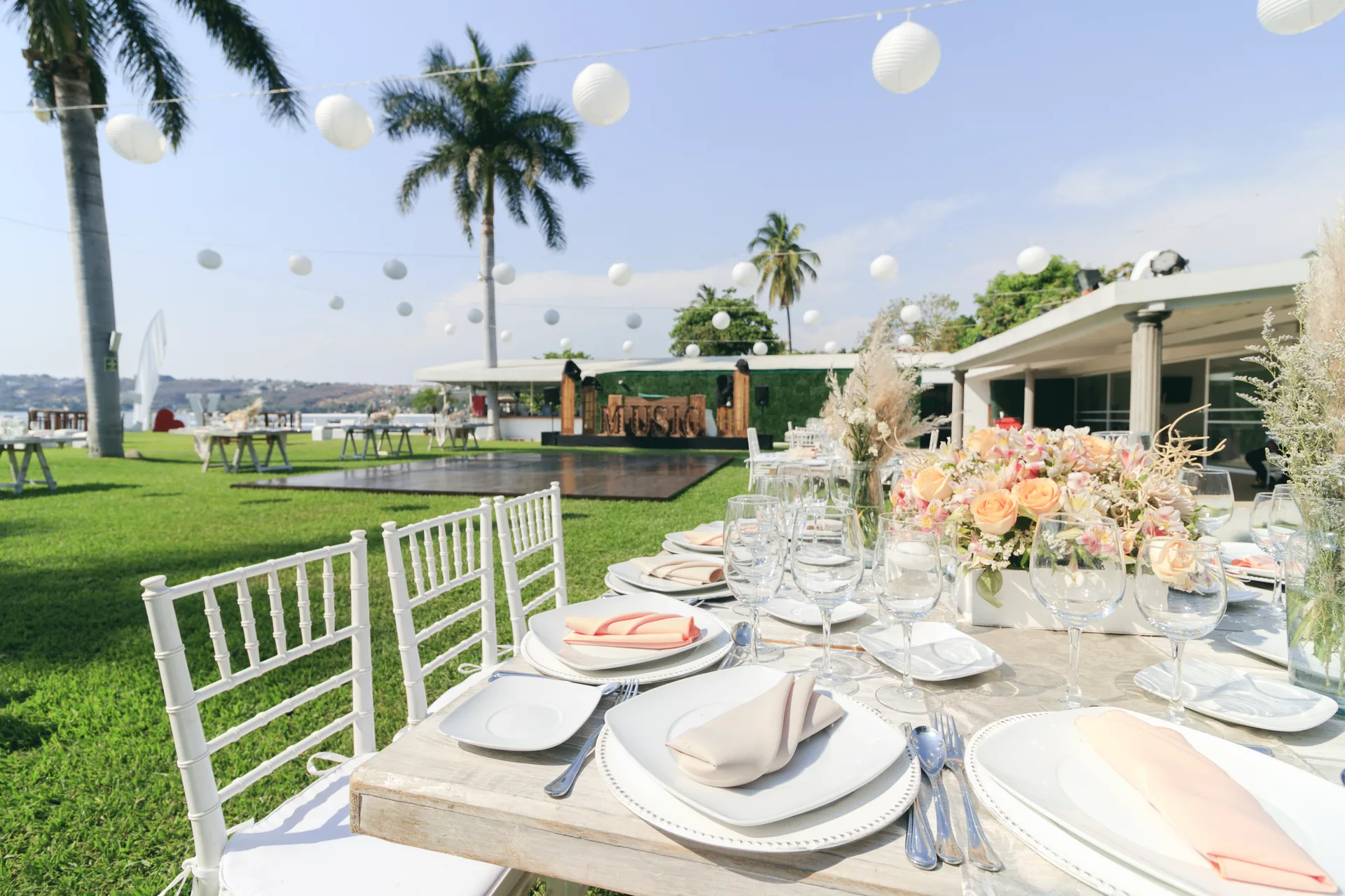 Servicio de mesa con arreglo floral frente al jardín
