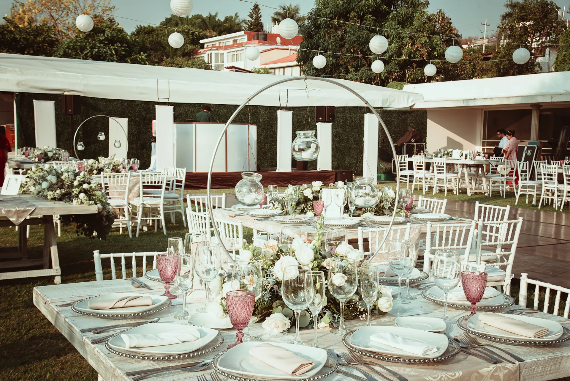 Mesa larga vestida en tonos claros con centro floral